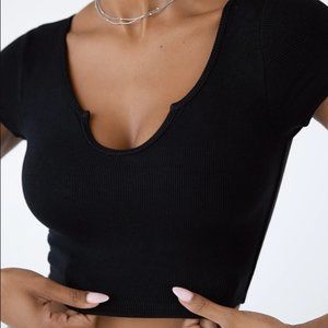 SHORT SLEEVE U-SHAPED BRAMI (CROP)